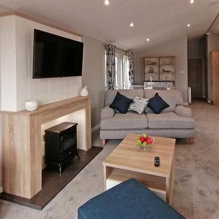 The Springs Lakeside Holiday Park Fladbury エクステリア 写真