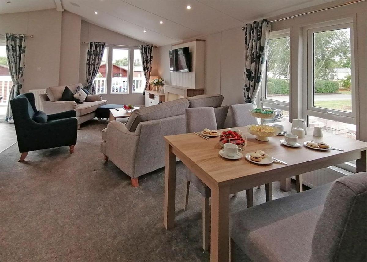 The Springs Lakeside Holiday Park Fladbury エクステリア 写真