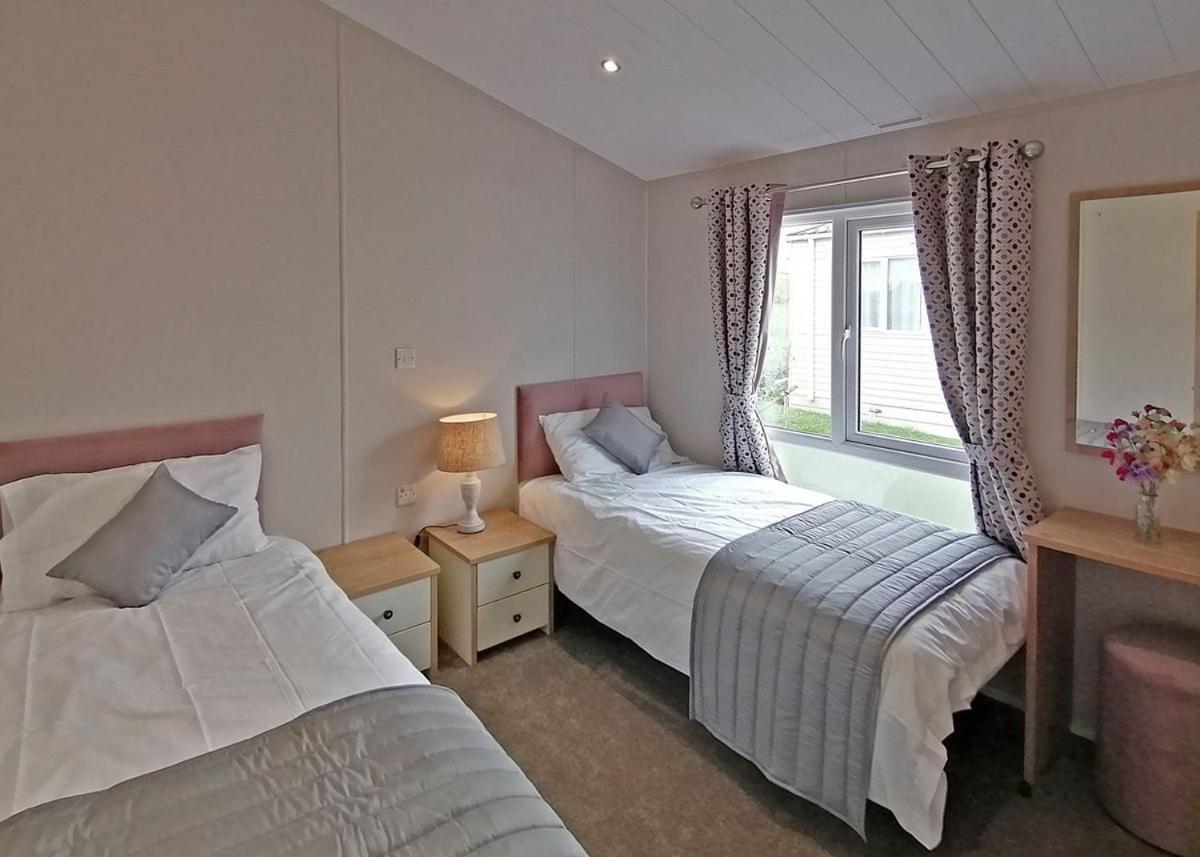 The Springs Lakeside Holiday Park Fladbury エクステリア 写真